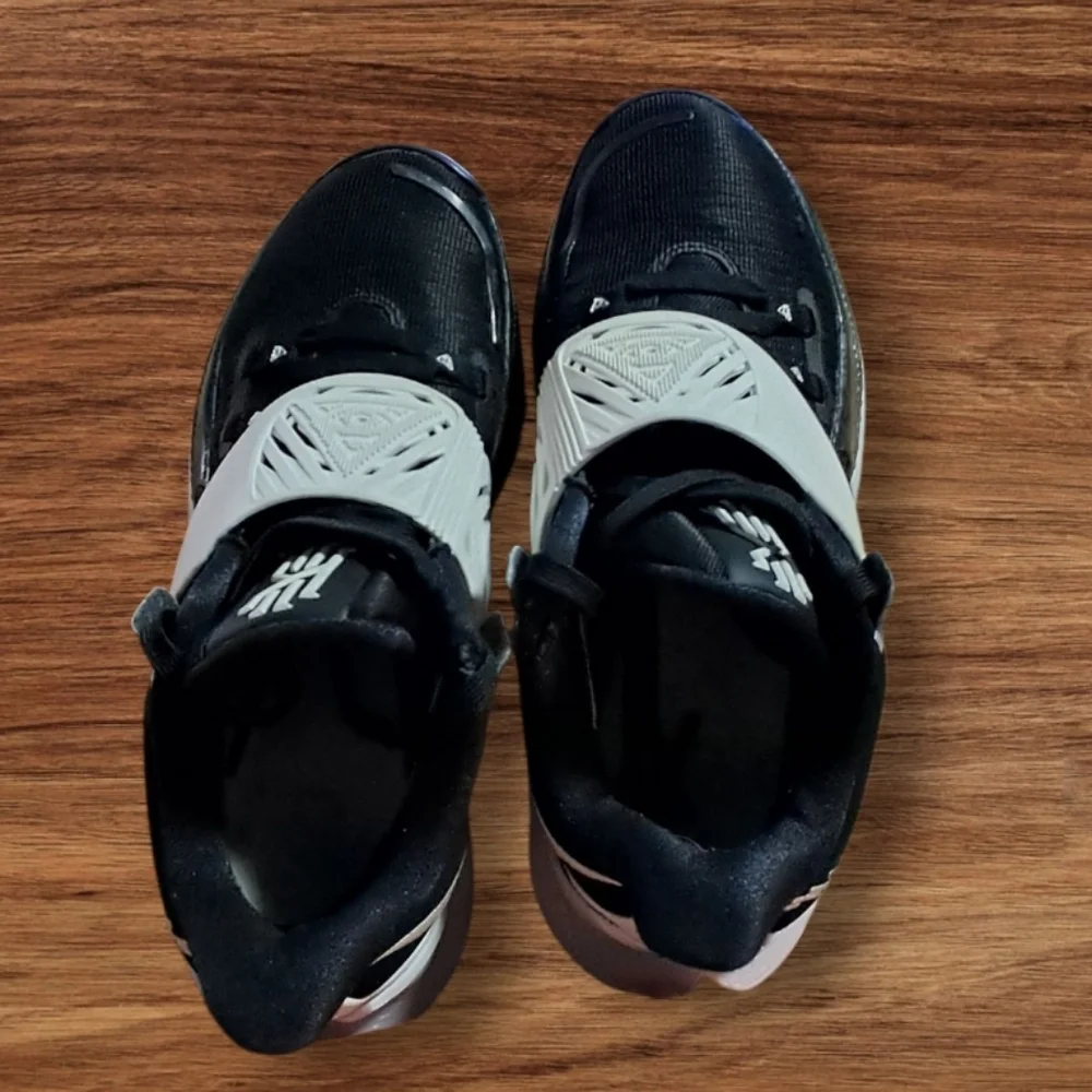 Nike Black and White Athletic Shoes - Picture 2 of 4